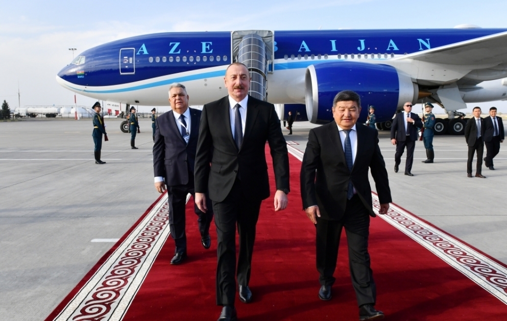Präsident Ilham Aliyev zu Besuch in Kirgisistan eingetroffen VIDEO