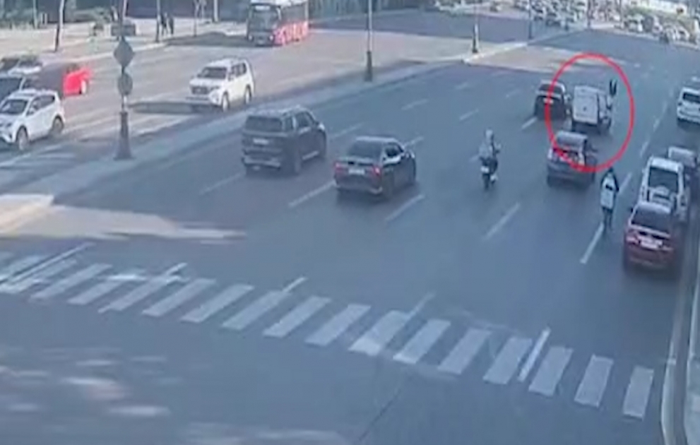 Bakıda yolu piyada keçidindən kənarda keçən şəxsi avtomobil vurdu VİDEO