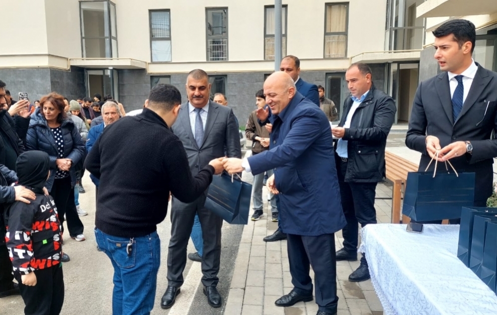 Füzuli şəhərinə köçən növbəti 21 ailəyə evlərinin açarları təqdim olunub VİDEO