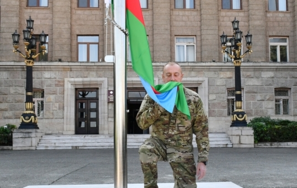 Le président Ilham Aliyev hisse le drapeau azerbaïdjanais dans la ville de Khankendi VIDEO