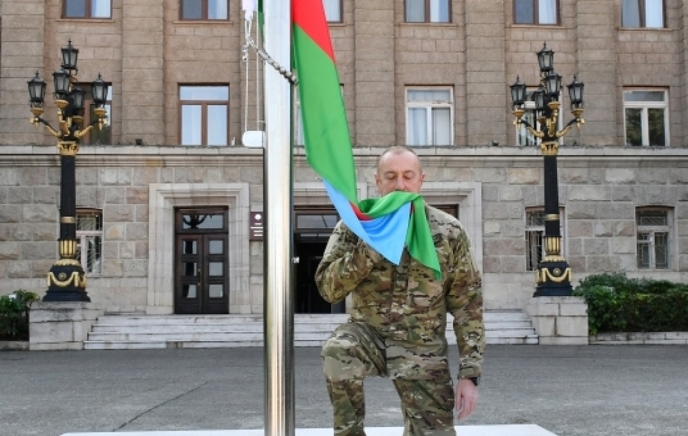 Президент Ильхам Алиев поднял Государственный флаг Азербайджанской Республики в городе Ханкенди и выступил с речью  ОБНОВЛЕНО ВИДЕО