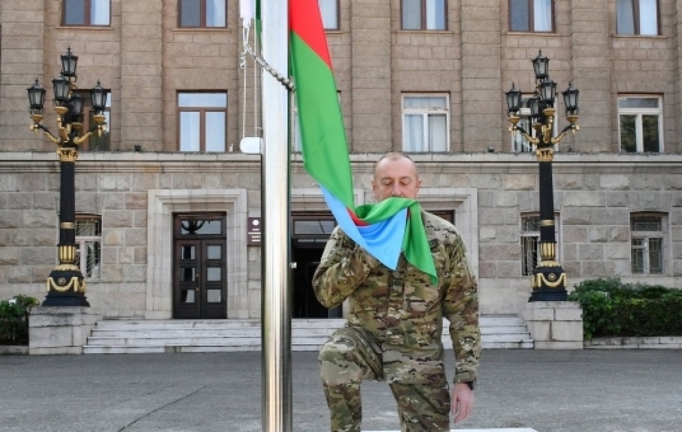 Präsident Ilham Aliyev hisst aserbaidschanische Flagge in der Stadt Khankendi VIDEO