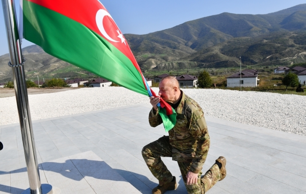 Prezident İlham Əliyev Xocalı şəhərində Azərbaycanın Dövlət Bayrağını ucaldıb YENİLƏNİB VİDEO
