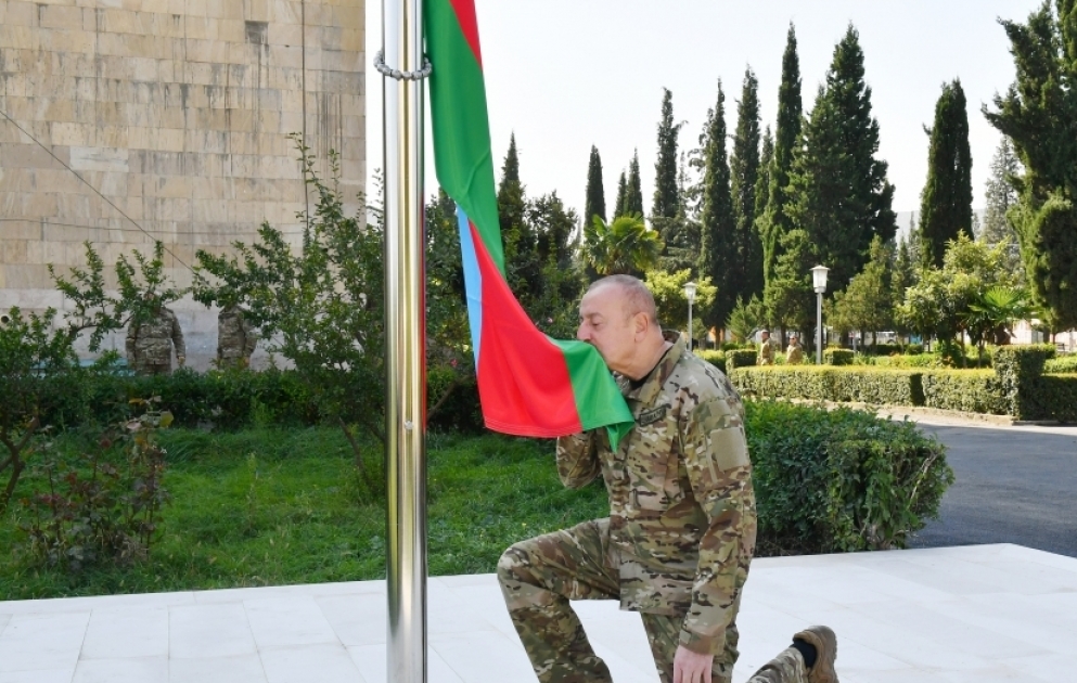 Prezident İlham Əliyev Ağdərə şəhərində Azərbaycanın Dövlət Bayrağını ucaldıb YENİLƏNİB VİDEO