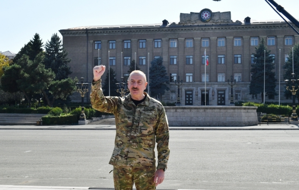 Prezident İlham Əliyev Xankəndi şəhərində Azərbaycan Respublikasının Dövlət Bayrağını ucaldıb və çıxış edib YENİLƏNİB -2 VİDEO