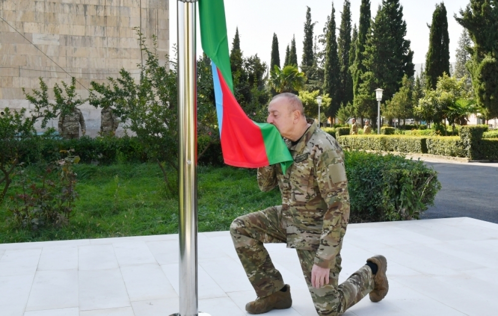 Le président Ilham Aliyev hisse le drapeau azerbaïdjanais dans la ville d’Aghdéré VIDEO