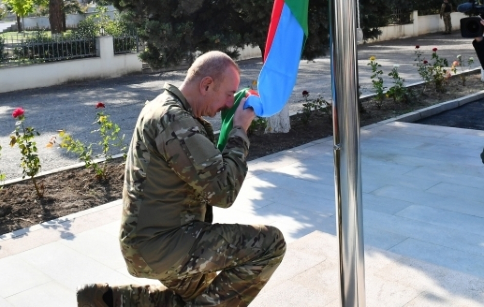 Le drapeau azerbaïdjanais hissé par le président Ilham Aliyev dans le bourg d’Askéran de la région de Khodjaly MIS A JOUR VIDEO