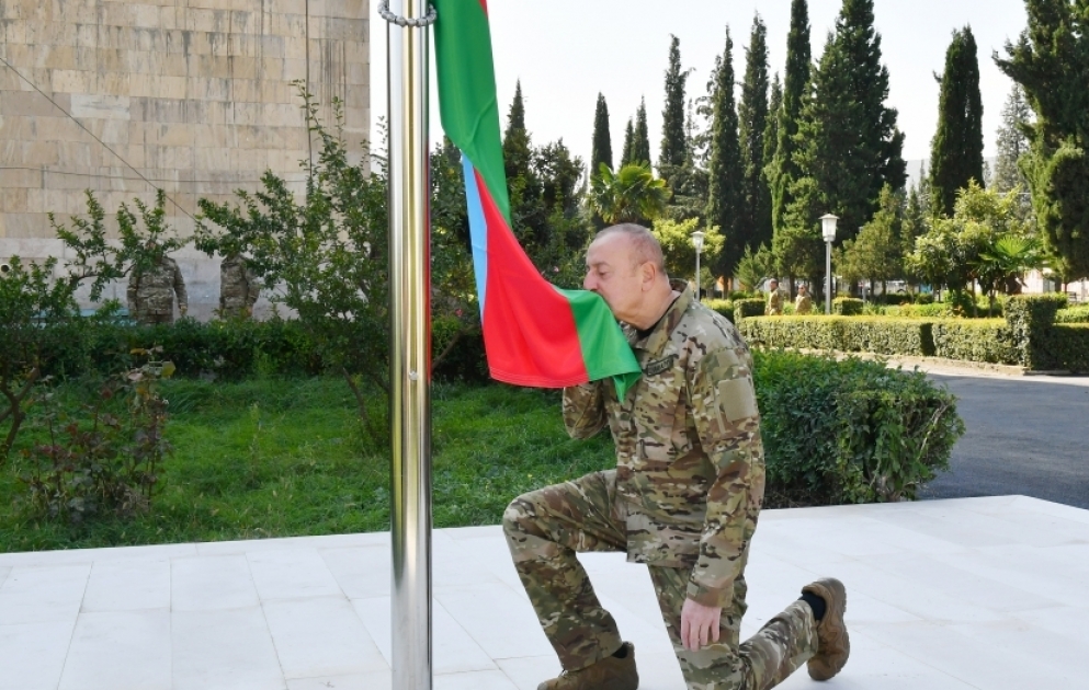 Präsident Ilham Aliyev hisst aserbaidschanische Flagge in der Stadt Aghdara  AKTUALISIERT VIDEO
