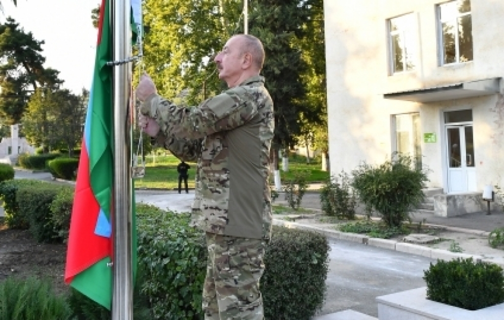 Präsident Ilham Aliyev hisst in der Stadt Khojavend aserbaidschanische Flagge  AKTUALISIERT VIDEO