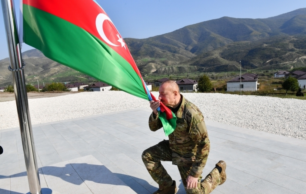 Präsident Ilham Aliyev hisst aserbaidschanische Flagge in Chodschali  AKTUALISIERT VIDEO