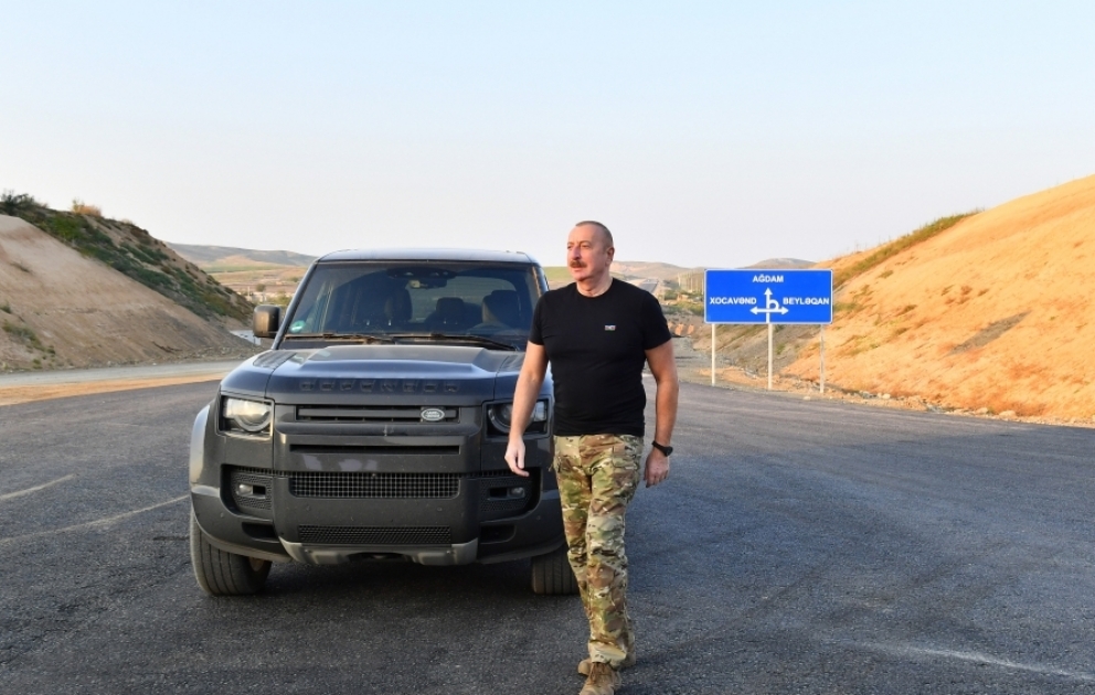 Präsident Ilham Aliyev macht mit Baufortschritt der Autobahn Agdam-Füsuli vertraut  AKTUALISIERT VIDEO