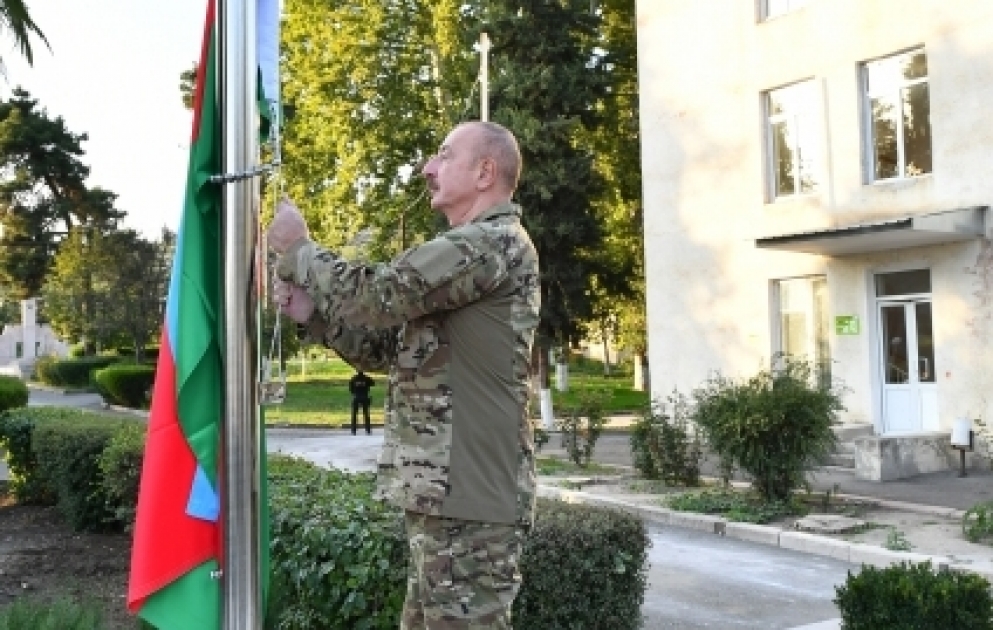 Le drapeau azerbaïdjanais hissé par le président de la République à Khodjavend VIDEO