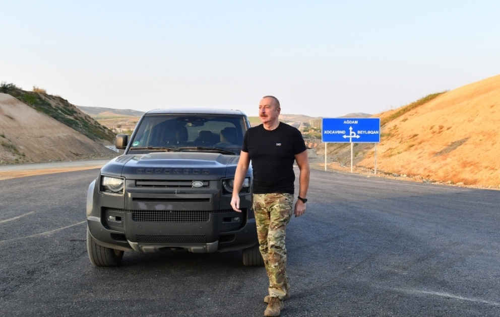 Le président Ilham Aliyev visite le chantier de la route Aghdam-Fuzouli VIDEO
