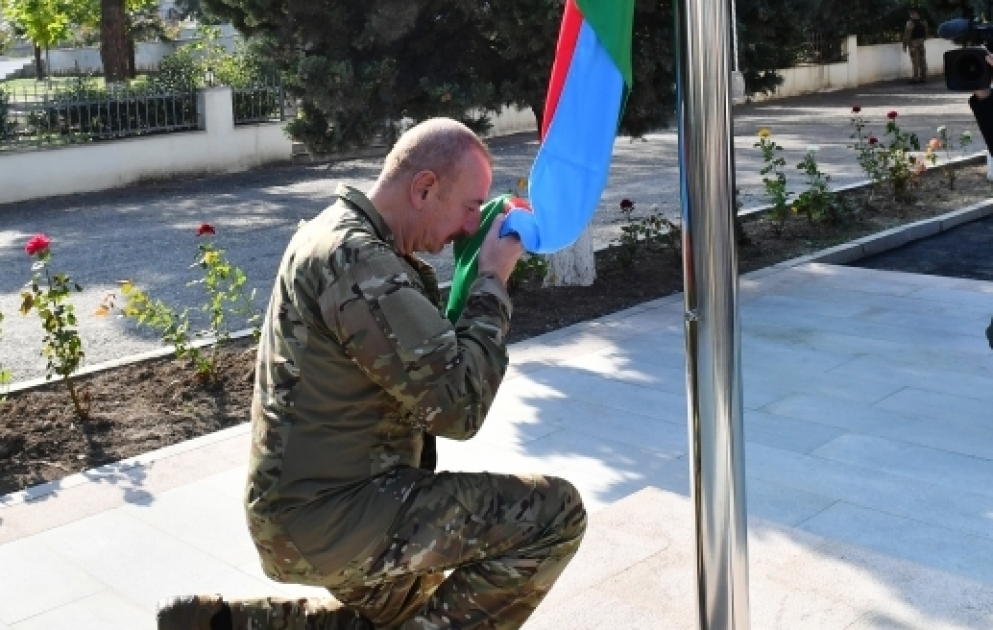 Präsident Ilham Aliyev hisst aserbaidschanische Flagge in der Siedlung Asgaran VIDEO