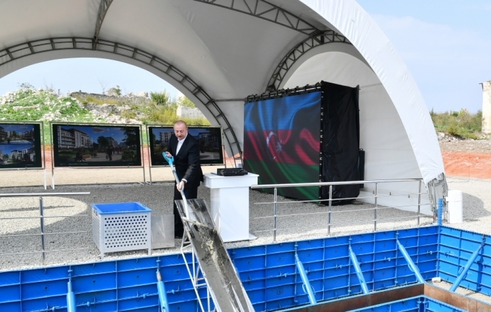 Le président Ilham Aliyev pose la première pierre du troisième complexe résidentiel à Fuzouli VIDEO