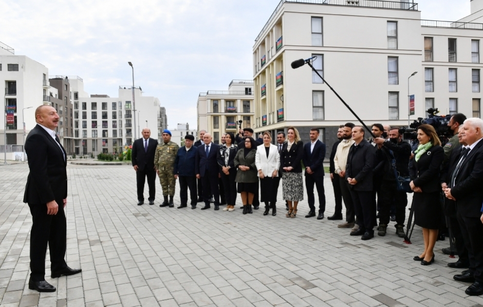 Präsident Ilham Aliyev trifft sich am „Tag der Stadt Füsuli“ mit Einwohnern, die in die Stadt Füsuli gezogen sind, und Mitgliedern der Öffentlichkeit des Bezirks VIDEO