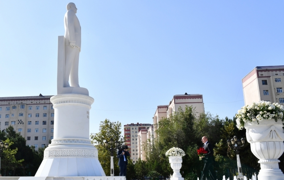 Prezident İlham Əliyev Sumqayıt şəhərində Ulu Öndər Heydər Əliyevin abidəsini ziyarət edib VİDEO