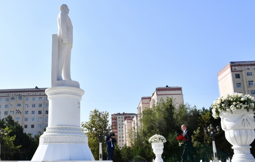 President Ilham Aliyev visited statue of Great Leader Heydar Aliyev in the city of Sumgayit VIDEO