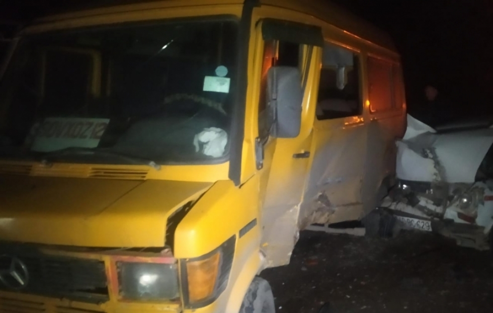 Qubada mikroavtobus minik avtomobili ilə toqquşub, yaralananlar var VİDEO