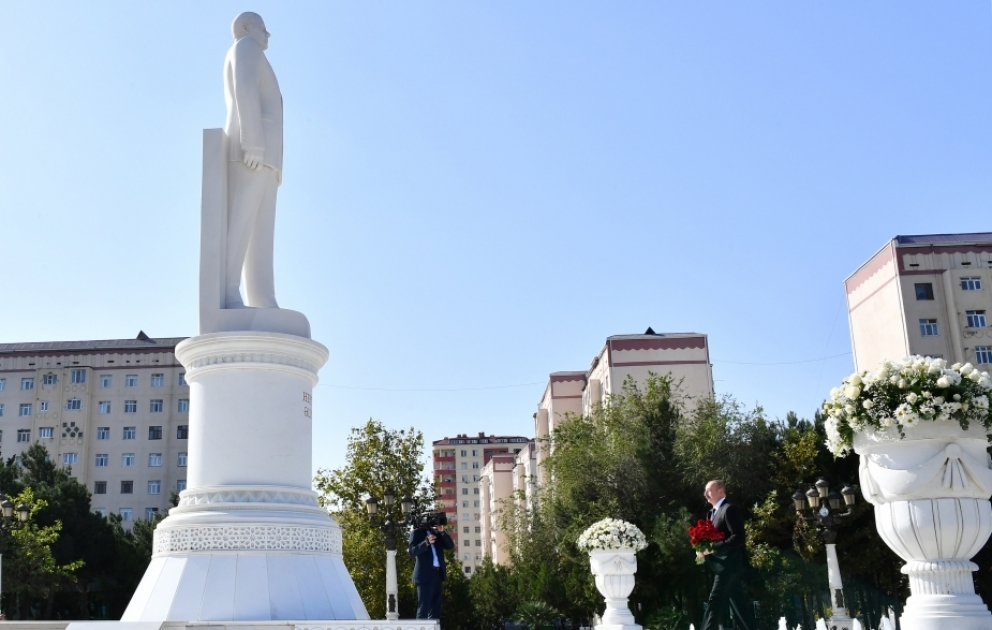 Präsident Ilham Aliyev besucht Denkmal von großem Leader Heydar Aliyev in Sumgayit VIDEO