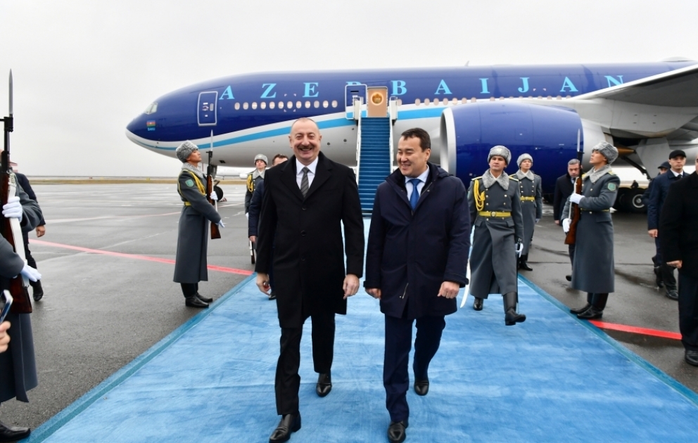 Präsident Ilham Aliyev zu Besuch in Kasachstan eingetroffen VIDEO