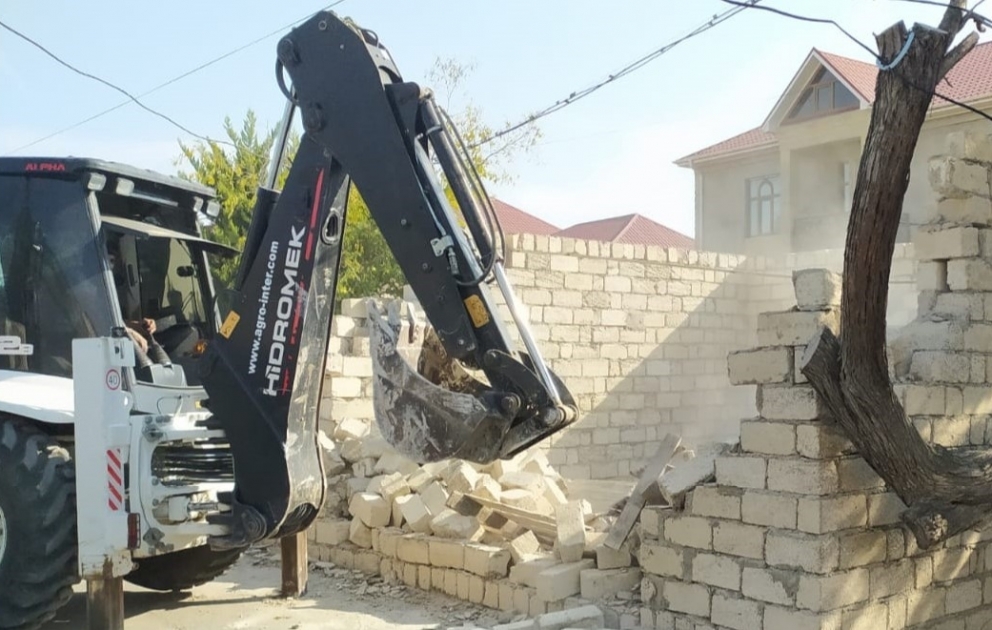Fövqəladə Hallar Nazirliyi tərəfindən qanunsuz tikililər sökülüb