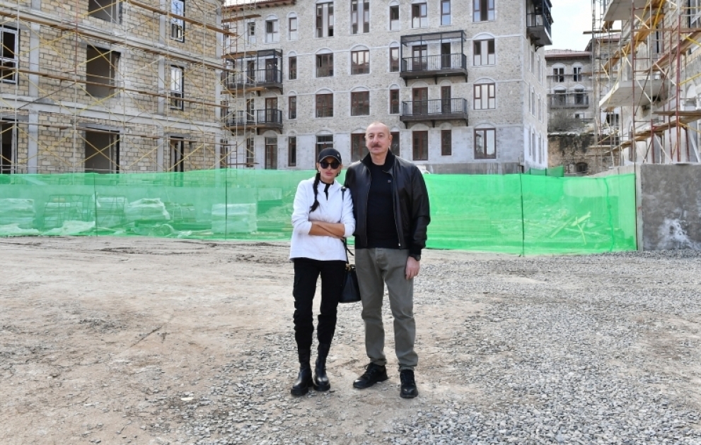 Prezident İlham Əliyev və birinci xanım Mehriban Əliyeva Şuşada 23 binadan ibarət yaşayış kompleksində aparılan tikinti işləri ilə tanış olublar YENİLƏNİB VİDEO