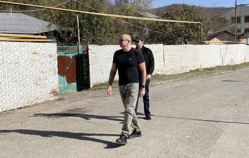 Präsident Ilham Aliyev und First Lady Mehriban Aliyeva besuchen Dorf Vangli in der Region Kelbadschar VIDEO