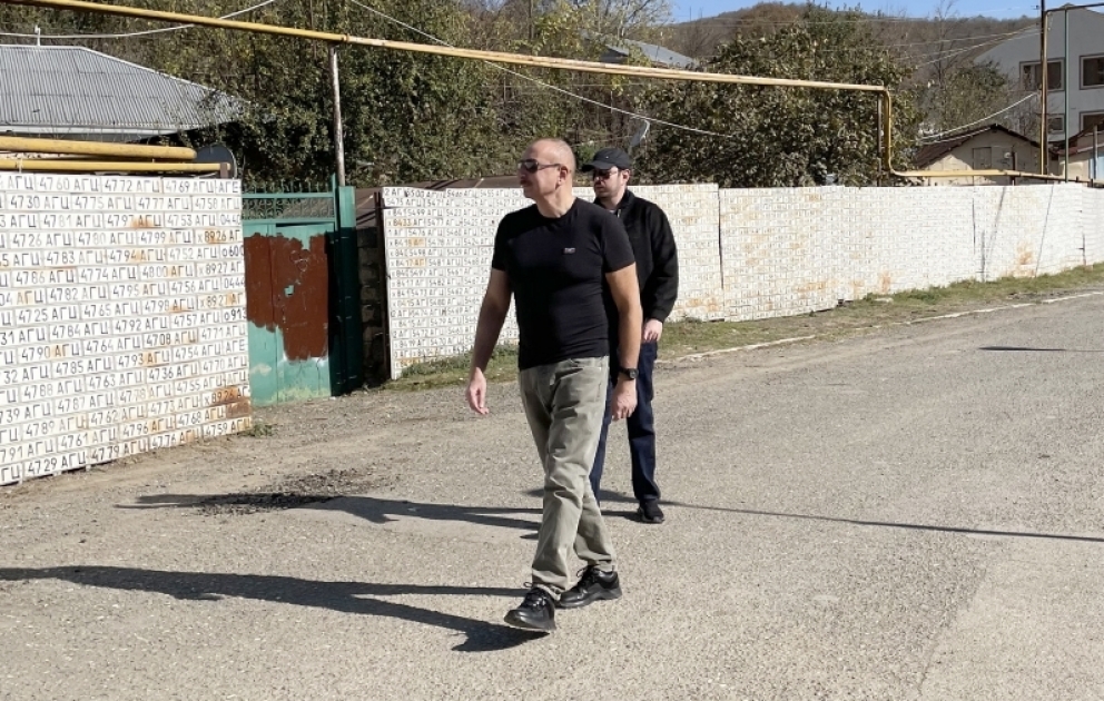 Le président de la République et son épouse visitent le village de Vengli de la région de Kelbedjer VIDEO