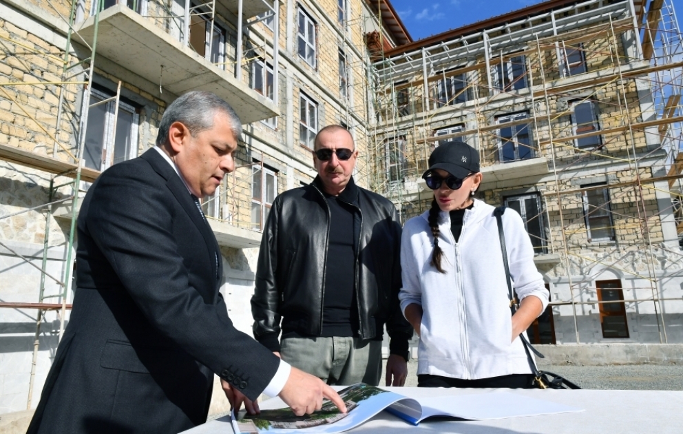 Präsident von Aserbaidschan Ilham Aliyev und First Lady Mehriban Aliyeva zu Besuch in Schuscha AKTUALISIERT VIDEO