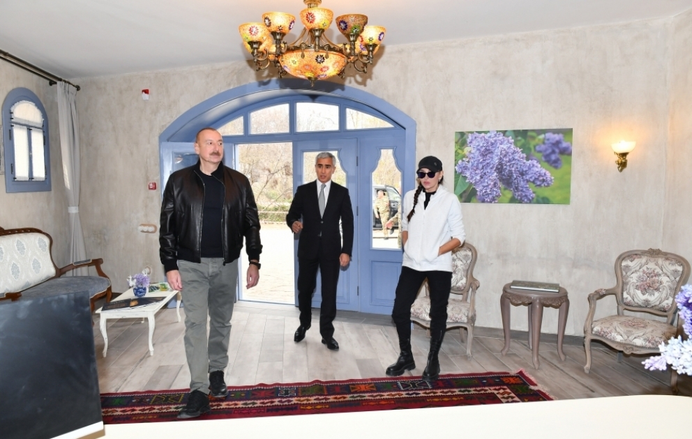 Le président azerbaïdjanais et son épouse assistent à l'inauguration de l’hôtel Yasemen à Choucha MIS A JOUR VIDEO