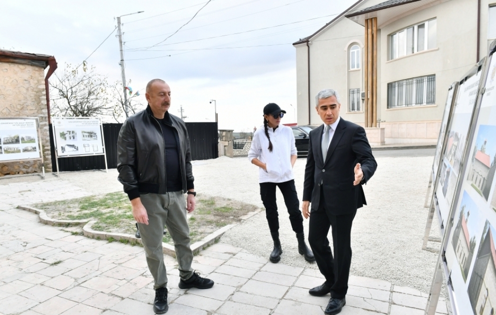 Präsident Ilham Aliyev macht sich mit Restaurierungsarbeiten an Mamayi-Moschee in Schuscha vertraut VİDEO