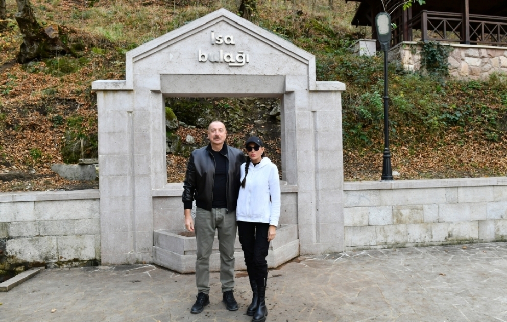 Präsident Ilham Aliyev und First Lady Mehriban Aliyeva besuchen Quelle „Isa-Bulag“ in Schuscha VİDEO