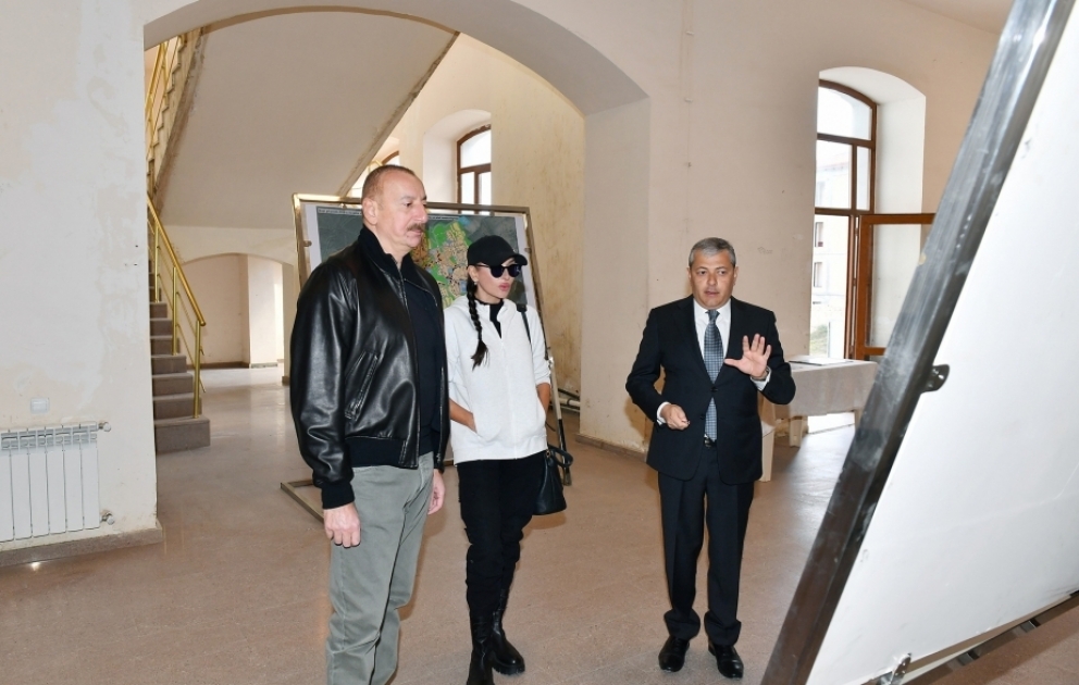 Präsident Ilham Aliyev inspiziert Arbeiten an Mädchengymnasium in der Stadt Schuscha VİDEO