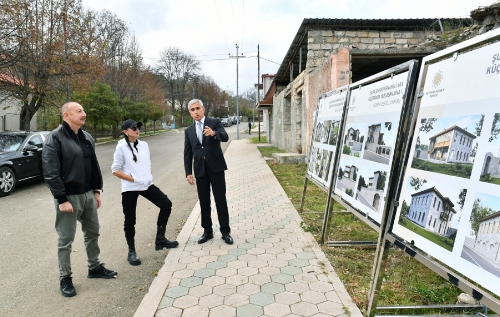 Schuscha: Präsident Ilham Aliyev macht sich mit Projekten für Restaurierung und Rekonstruktion mancher Gebäude in der Panahali Khan-Straße vertraut VİDEO