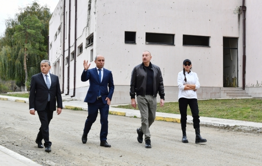 Präsident Ilham Aliyev besichtigt Gebäude einer Berufsschule und Hochschule in der Stadt Schuscha VİDEO
