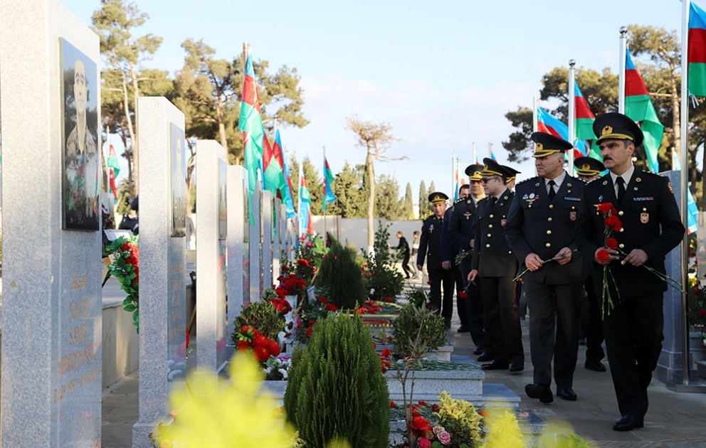Müdafiə Nazirliyinin şəxsi heyəti İkinci Şəhidlər xiyabanını ziyarət edib VİDEO