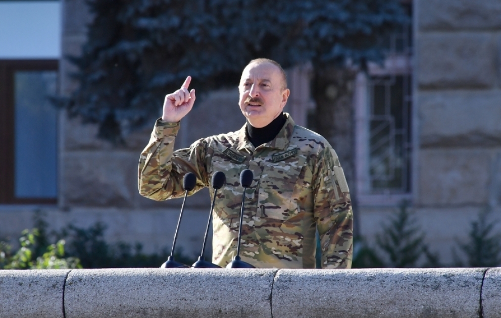 Militärparade zum dritten Jahrestag des Sieges im Vaterländischen Krieg in Khankendi Präsident Ilham Aliyev und First Lady Mehriban Aliyeva nehmen an der Parade teil VIDEO