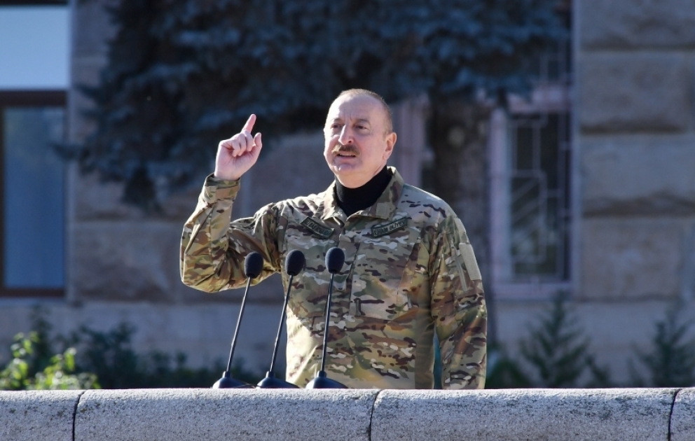 Un défilé militaire consacré au 3e anniversaire de la victoire remportée dans la Guerre patriotique se tient à Khankendi  Le président de la République et la première dame assistent au défilé militaire MIS A JOUR VIDEO