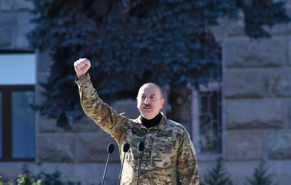 Xankəndi şəhərində Vətən müharibəsində əldə edilən Zəfərin üçüncü ildönümünə həsr olunan hərbi parad keçirilib Prezident İlham Əliyev və birinci xanım Mehriban Əliyeva paradda iştirak ediblər YENİLƏNİB-3 VİDEO