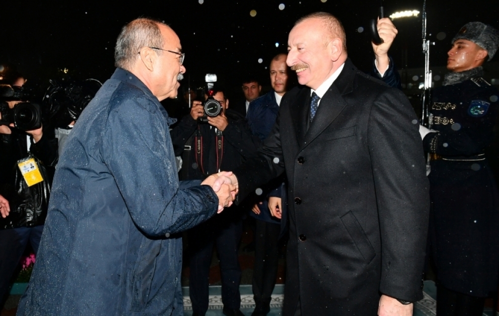 Präsident Ilham Aliyev zu Besuch in Usbekistan eingetroffen VIDEO