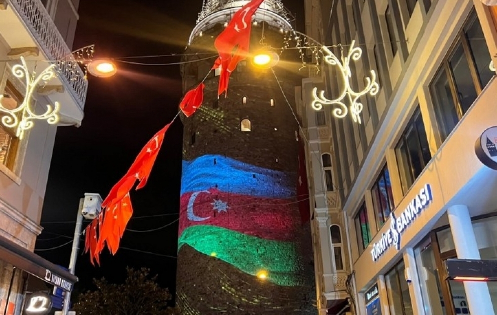 İstanbuldakı Qalata qülləsi Azərbaycanın Dövlət Bayrağı və Xarıbülbül rəsmləri ilə işıqlandırılıb VİDEO