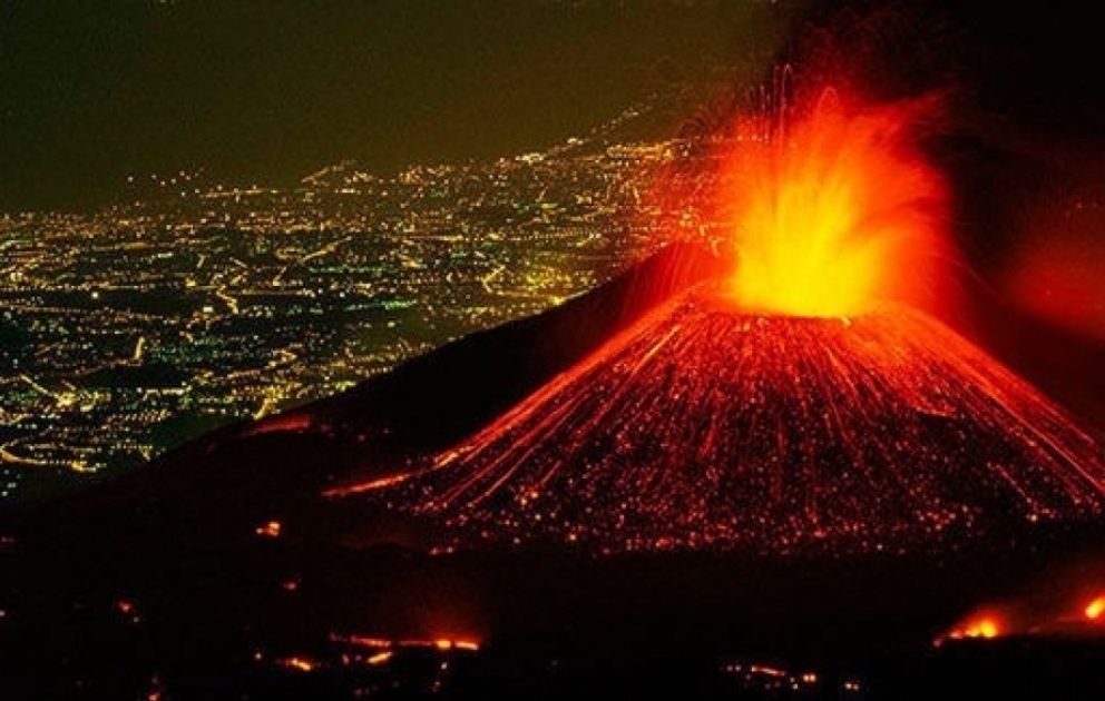 Europas größter aktiver Vulkan Ätna spuckt große Mengen Lava – Wolke bis in 4,5 Kilometer Höhe VIDEO