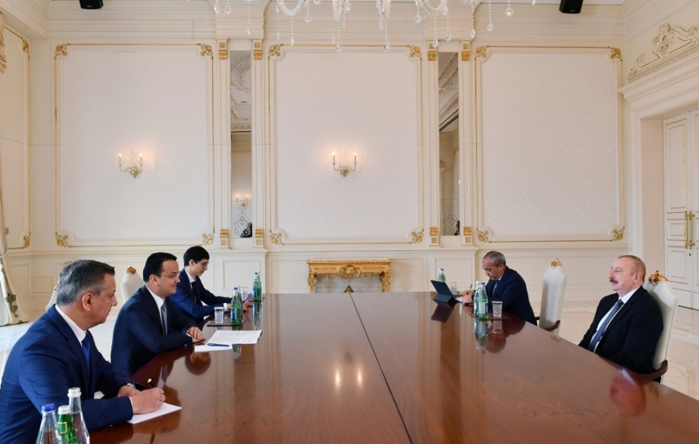 Präsident Ilham Aliyev empfängt usbekischen Minister für Investitionen, Industrie und Handel VIDEO