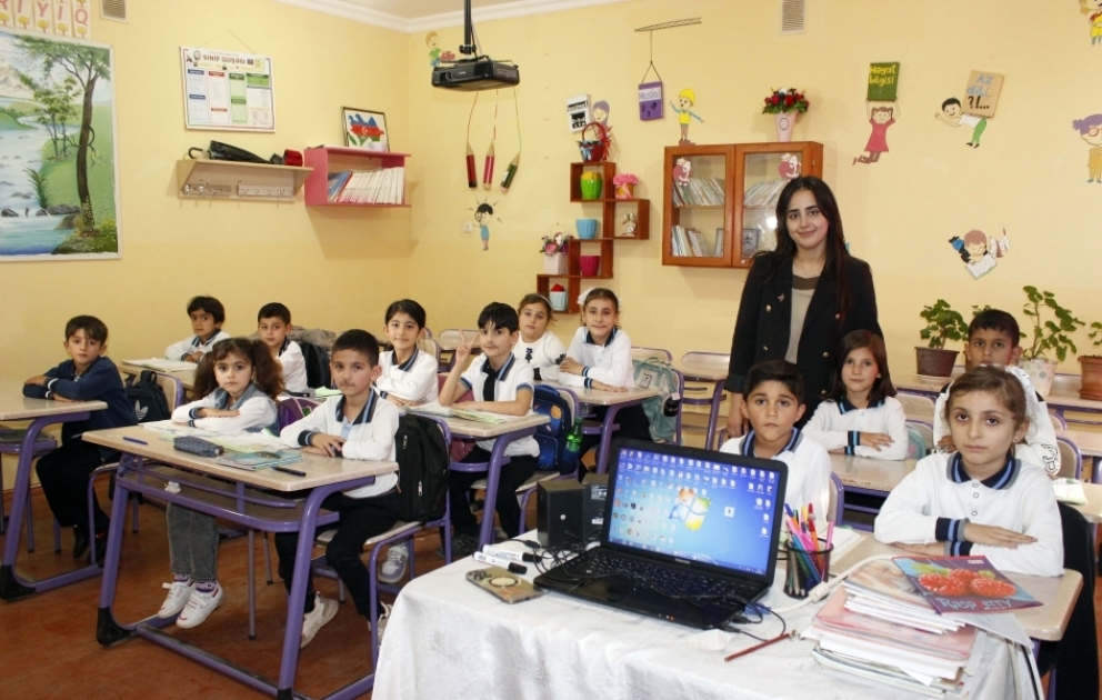 Kənd məktəbinin müəllimindən maraqlı tədris üsulu VİDEO
