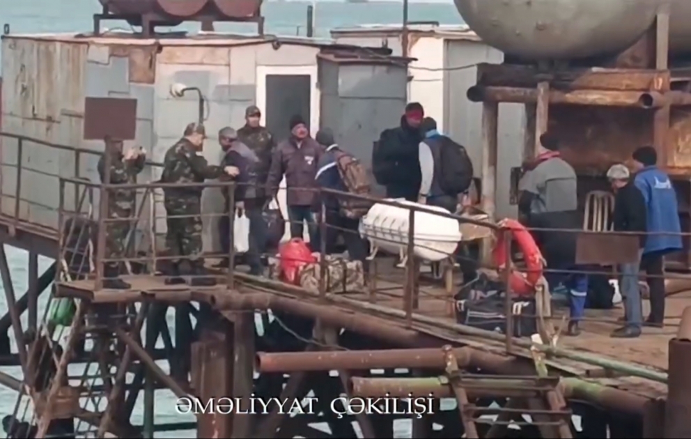 FHN: Xəzərdəki stasionar dəniz özüllərindən 26 işçi gəmi vasitəsilə təxliyə edilib VİDEO