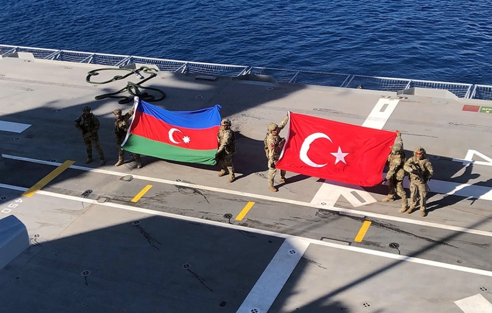 Учения Doğu Akdeniz – 2023: высадившиеся на корабль с вертолетов военнослужащие подняли флаги Азербайджана и Турции ВИДЕО