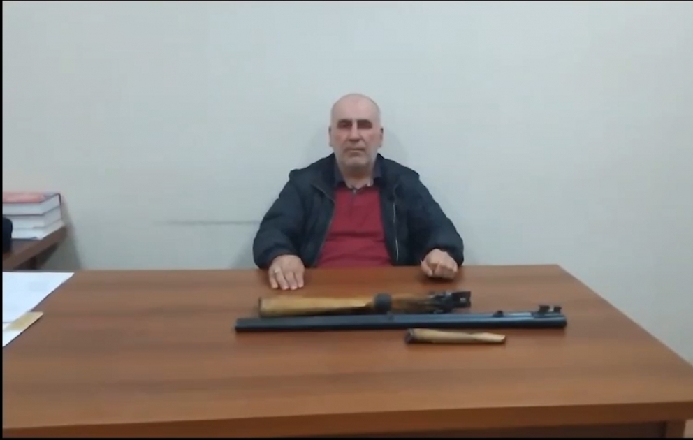 DİN-in vətəndaşlara müraciətini sosial şəbəkələrdə dinləyən Qobu qəsəbə sakini qanunsuz saxladığı odlu silahı polisə təhvil verib  VİDEO