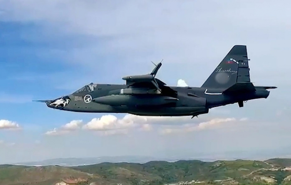 Azərbaycanın hərbi təyyarələri təlim atışları edib: 500 kiloqramlıq bombalarla atəş açılıb VİDEO