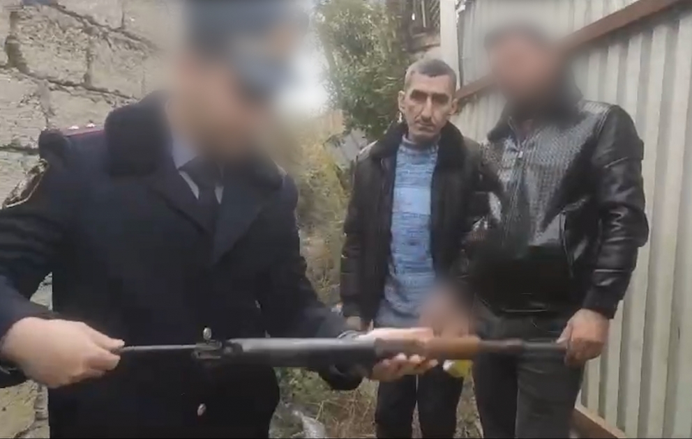 Bakıda “Kalaşnikov” avtomatını gizlədən şəxs saxlanılıb VİDEO